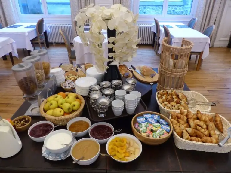 Buffet-petit-dejeuner-2-scaled.jpg