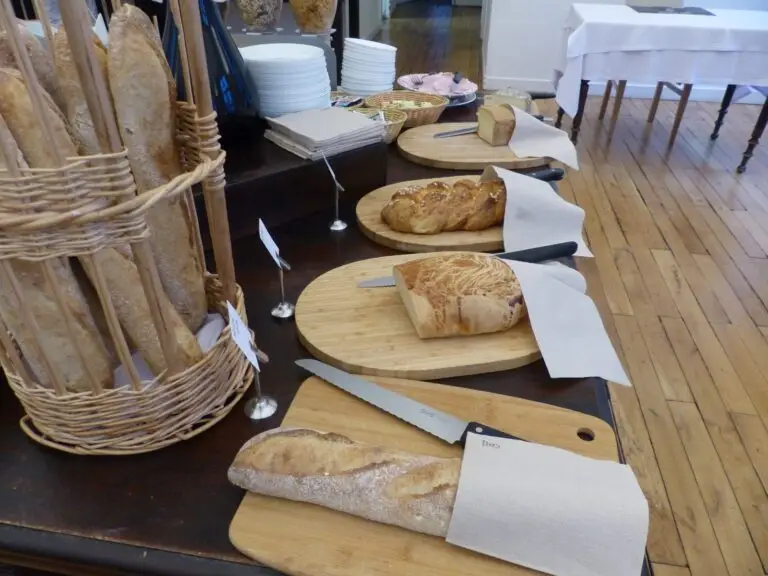 Buffet-petit-dejeuner-3-scaled.jpg