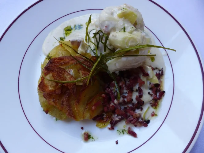Eglefin poché crème & lardons, fines pommes de terre