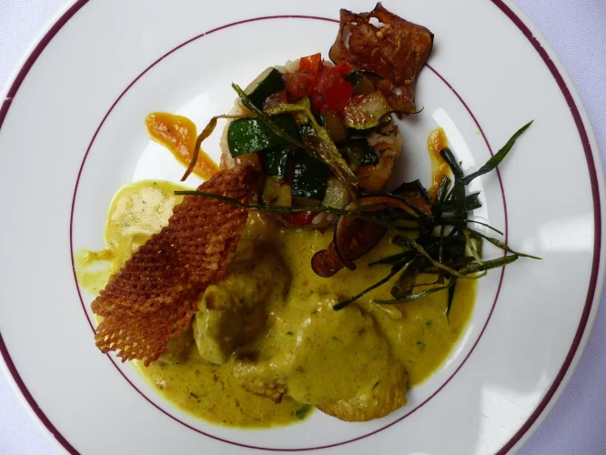 Emincé de volaille au curry & riz provençal